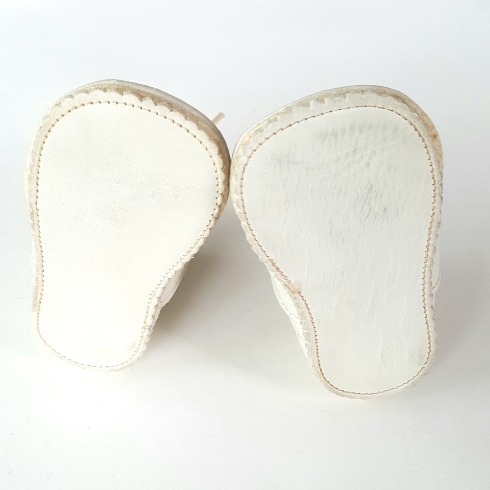 Baby Shoes 1950s Infant Size White Leather Mid Century Photo Prop - Picture 6 of 6